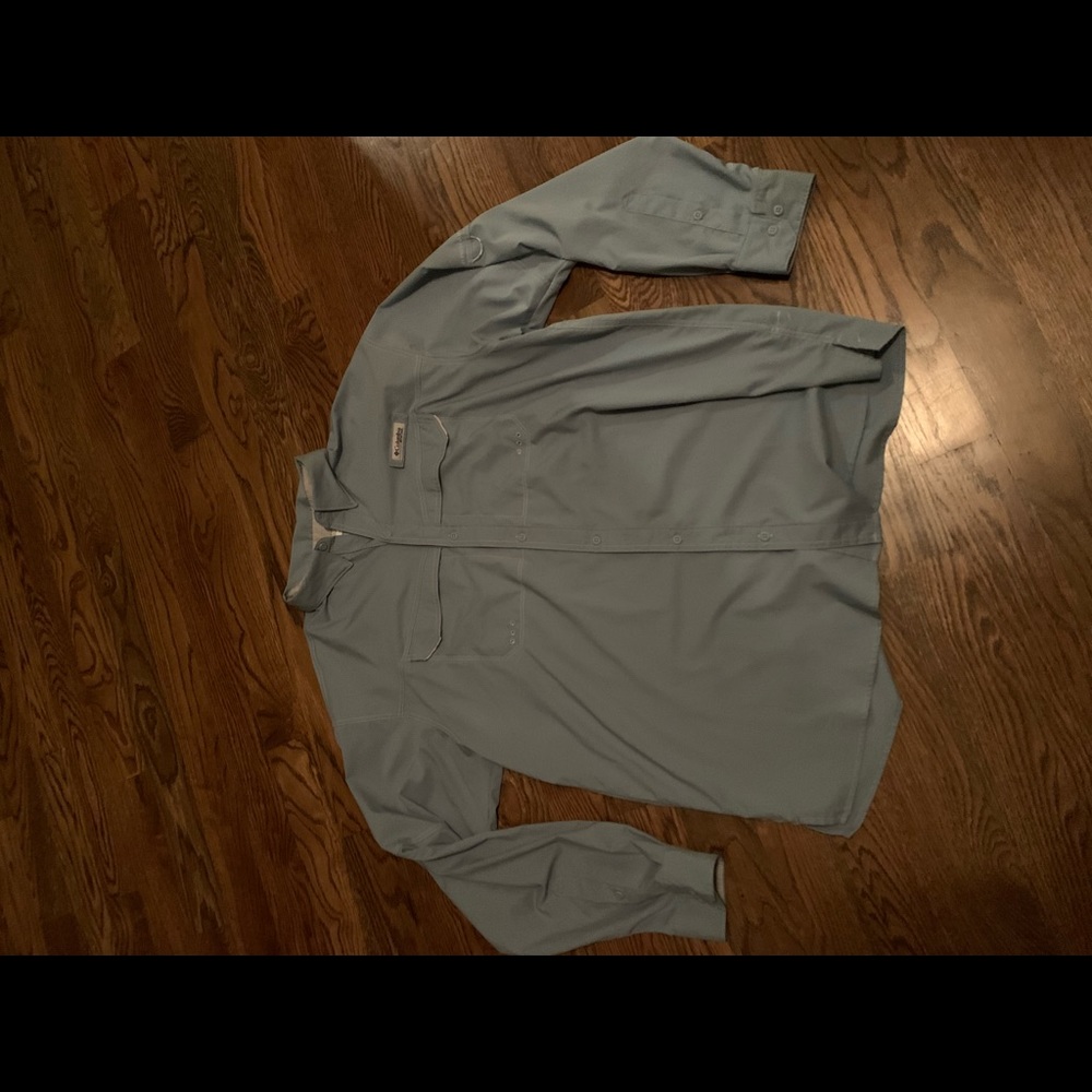 Men’s Columbia grey shirt